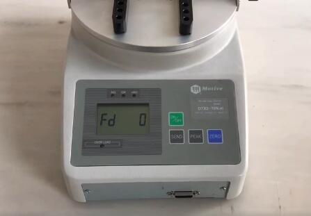 如何使用扭力測試儀的精度調節器？